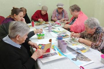 Участницы клуба "Палитра" готовятся к выставке посвященной Дню Защитника Отечества