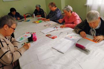 Участники клуба "Палитра" поздравляют с Днём пожилого человека